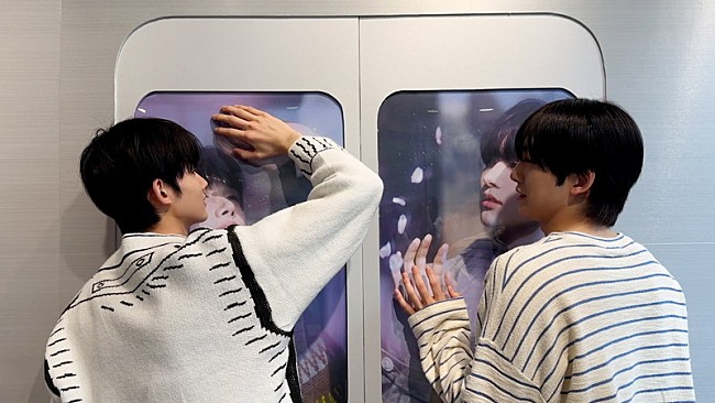 「フォトブースで自分の写真を再現するJO、EJの写真を真似するFUMA」4枚目/7