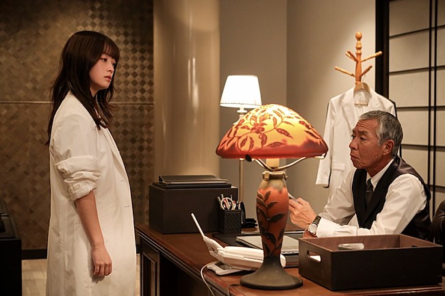 「「天久鷹央の推理カルテ」“鷹央”橋本環奈と“大鷲”柳葉敏郎が激突！ 「もう完全にギバちゃんの演技にやられた」」1枚目/1