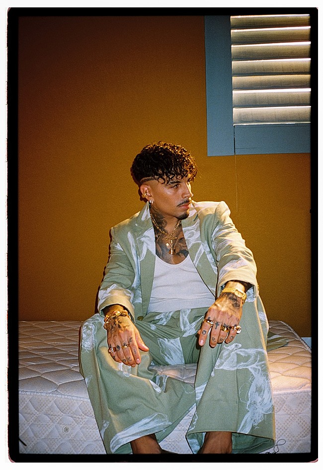 「ラウ・アレハンドロ、新曲「Buenos Terminos」のシネマティックなMV公開」1枚目/2