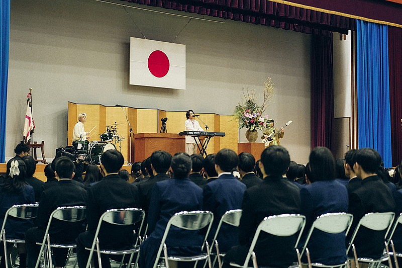 「Omoinotake、高校での卒業式サプライズライブより「Wonderland」映像公開」1枚目/5