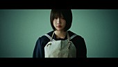 「ano、制服×エプロン姿で怪しげに佇む「愛晩餐」MVティザー公開」1枚目/1
