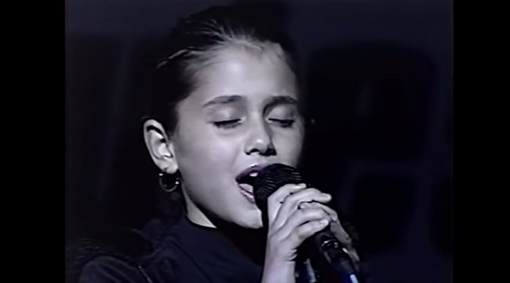 Ariana Grande at 8 years old singing National Anthem