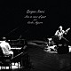 キケ・シネシ「Ｌｉｖｅ　ｉｎ　ｓｅｎｓｅ　ｏｆ　ｑｕｉｅｔ　ｇｕｅｓｔ：　Ｃａｒｌｏｓ　Ａｇｕｉｒｒｅ」