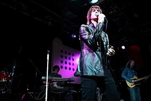 「ジュリアン・カサブランカス  注目のソロ活動は愛する「東京」でスタート！ 世界初のソロ公演にファン熱狂！」