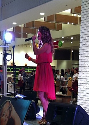 「異色の経歴持つ美人シンガー マルモリなどカバー」