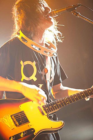 「ロック界の奇行師アルカラ 超満員の会場で渾身の演奏＆紙芝居も」