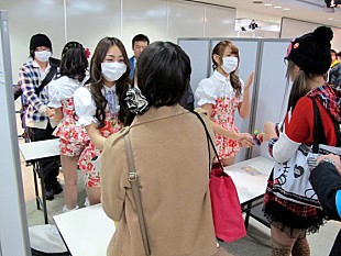 「スパガ インフル渦もマスク着用で握手会開催」