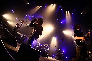 「THE BACK HORN ライブ中に肩車も NCISとの対バン大盛況」