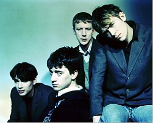 「ブラー、新曲のライヴをツイッターにて生中継！演奏後に新曲2曲を急遽配信へ！」