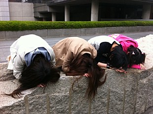 「濃厚キスで話題のアイドル 土下座で新作収録曲を公募」