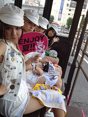 「SCANDAL 都内で暑中お見舞い、9月にはシングル＆アルバムを発売」