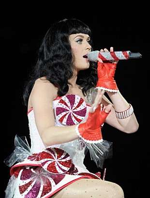 「ケイティ・ペリーにあの“危険なブラ”を捨てるよう要請？」