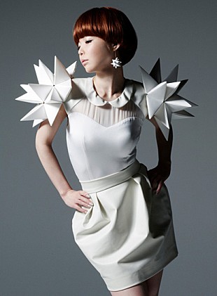 「MEG 最新アルバムの特典に10周年ライブの映像も」