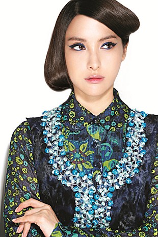 「KARAのギュリがANNA SUIの顔に」