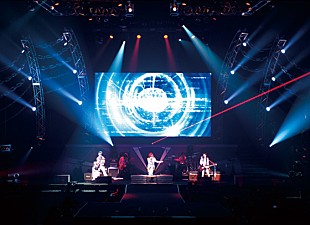 「BREAKERZ 武道館で5周年ライブ HYDEやAKBメンバーも祝福」