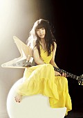 miwa「miwa 月9主題歌でチャート席巻、MVでは光を操る妖精に？」1枚目/6