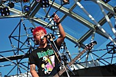 「快晴の空にパンクヒーロー難波章浩が未来の音をかき鳴らす」1枚目/1