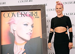 「“際どいビューティ”がテーマ…ピンク、化粧品のカヴァー・ガールに」