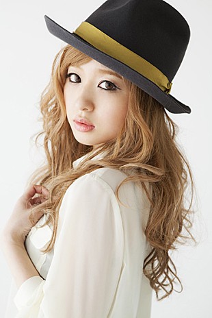 「二股を歌う女性シンガー 新創刊雑誌の企画に抜擢」