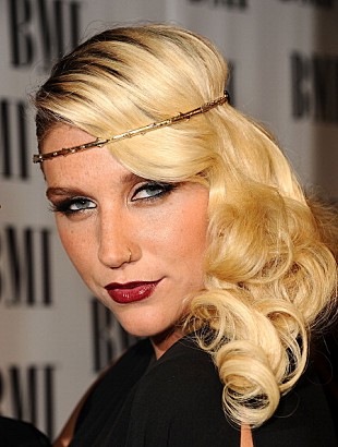 「ケシャ、ハードでロックな新作完成まで“あとわずか”」