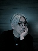 坂本龍一「駐日アメリカ大使公邸から坂本龍一の演奏会を生中継」1枚目/1