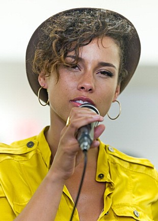 「アリシア・キーズが放つ“女のアンセム”、3バージョンを公開」