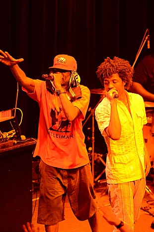 「ファーサイドの2MCイマーニ、ブーティー・ブラウン 生「Runnin'」披露にファン感涙」