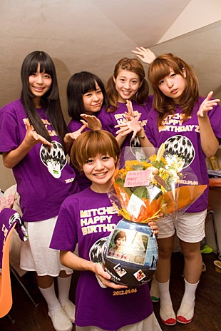 「キモイ担当のジョジョ好きアイドル 生誕祭で涙」