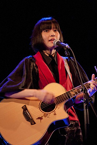 「小南泰葉 アニメ映画『アシュラ』の世界観漂う寺院で初ライブ」