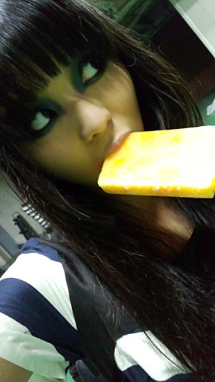 「アイドルが観客をギロチンに「刃が落ちてきませんように♪」」