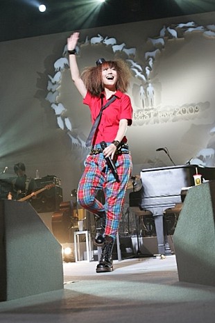 「大塚 愛 自らの同棲体験など語りながら、数々のラブソングを熱唱！」