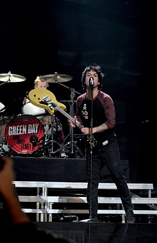 「グリーン・デイが出演キャンセル……ビリーの治療のためか」