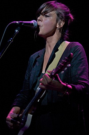 「キャット・パワー、血管性浮腫のため欧州ツアーを延期」