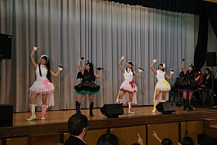 「ももクロ 横浜市吉田中学校の生徒と交流、校長に涙」