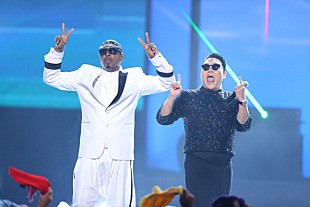 「PSY、【AMA】でMCハマーとスペシャル・コラボ！」