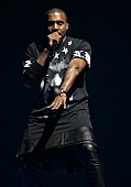 カニエ・ウェスト「HIPHOP界から唯一出演のカニエ、躊躇する観客を前に熱演」1枚目/1