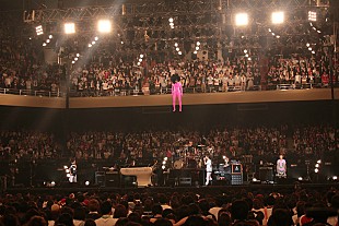 「UVERworld クリスマスライブで今年も社長が宙吊りに、「来年もここに来てよ」」