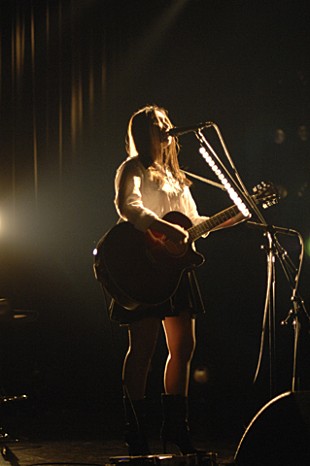 「阿部真央 弾き語りワンマンで3月リリースの新曲を披露！　Xmasイブに「私が皆の恋人でしょ～!?」」