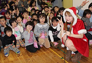 「三浦サリー ミニスカサンタ姿で福島の子どもたちへXmasプレゼント」