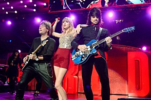 「テイラー・スウィフト、1位返り咲き＆アデルの記録に並ぶ」