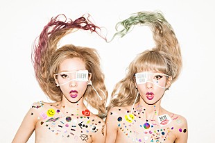 「双子姉妹ユニット 木村カエラの作品も手掛ける人物らとコラボ」