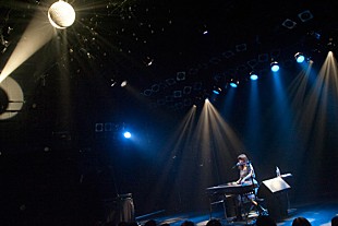 「NIKIIE“麗しい”女性だらけのライブで涙誘う」