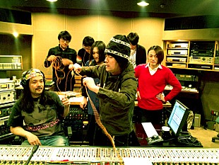 「髭 最新作にアニメ『浪漫』ED曲＆“3人目のドラム”も参加」