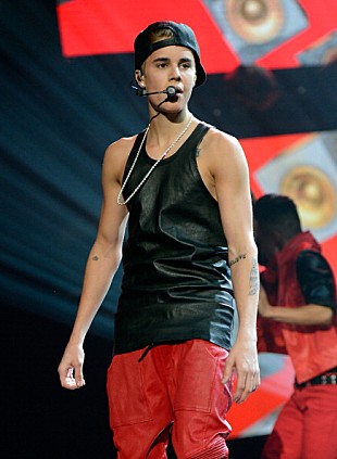 「ビーバー、ガガを追い越す！　“モンスター達”も応援!?」