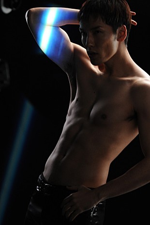 「w-inds.橘慶太 KEITA名義のMVで肉体美披露「筋肉を見せる」」