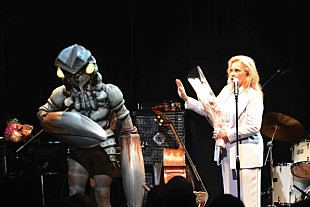 「シルヴィ・バルタンとバルタン星人が初対面」