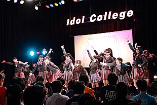「アイドルカレッジ “メガネ公演”でガチンコ歌唱対決の幕開け」