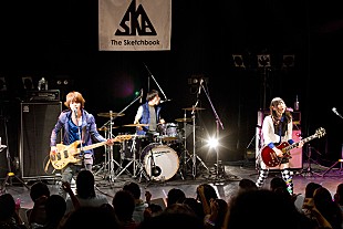 「スケブが自立を表明するワンマンで成長を刻む、新ロゴも披露」