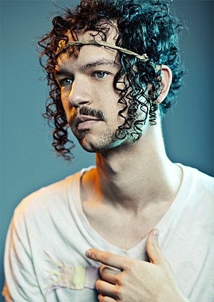 「ダーウィン・ディーズ　ゴティエも絶賛！男の悲哀を描いたユーモラスなMVが公開に　」