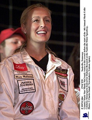 「女性カントリー歌手が恋人の犬を射殺し自らも自殺」